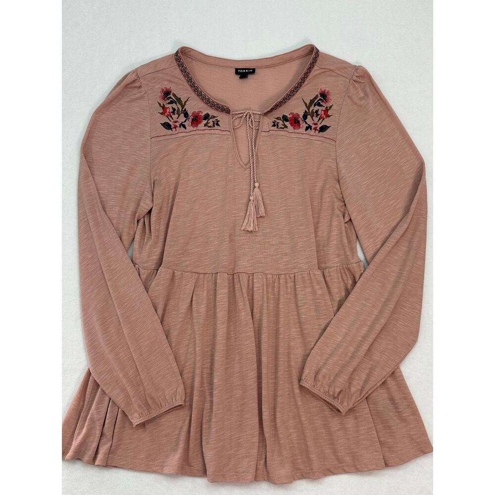 Torrid Pink Embroidered Babydoll Top Balloon Sleeve Tassel Tie V-Neck Size 2 - Picture 4 of 10